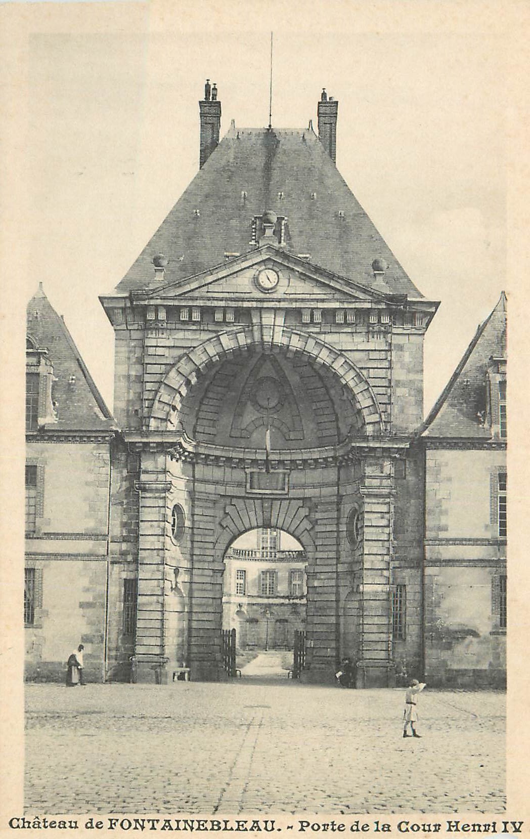 Château de FONTAINEBLEAU — Porte de la Cour Henri IV